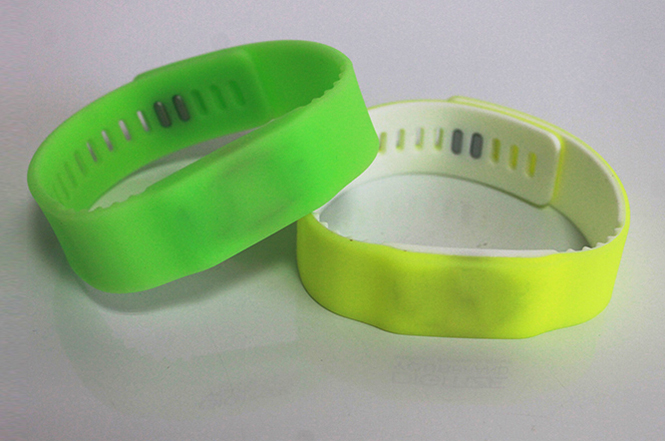 RFID fluorescence silicone wristband